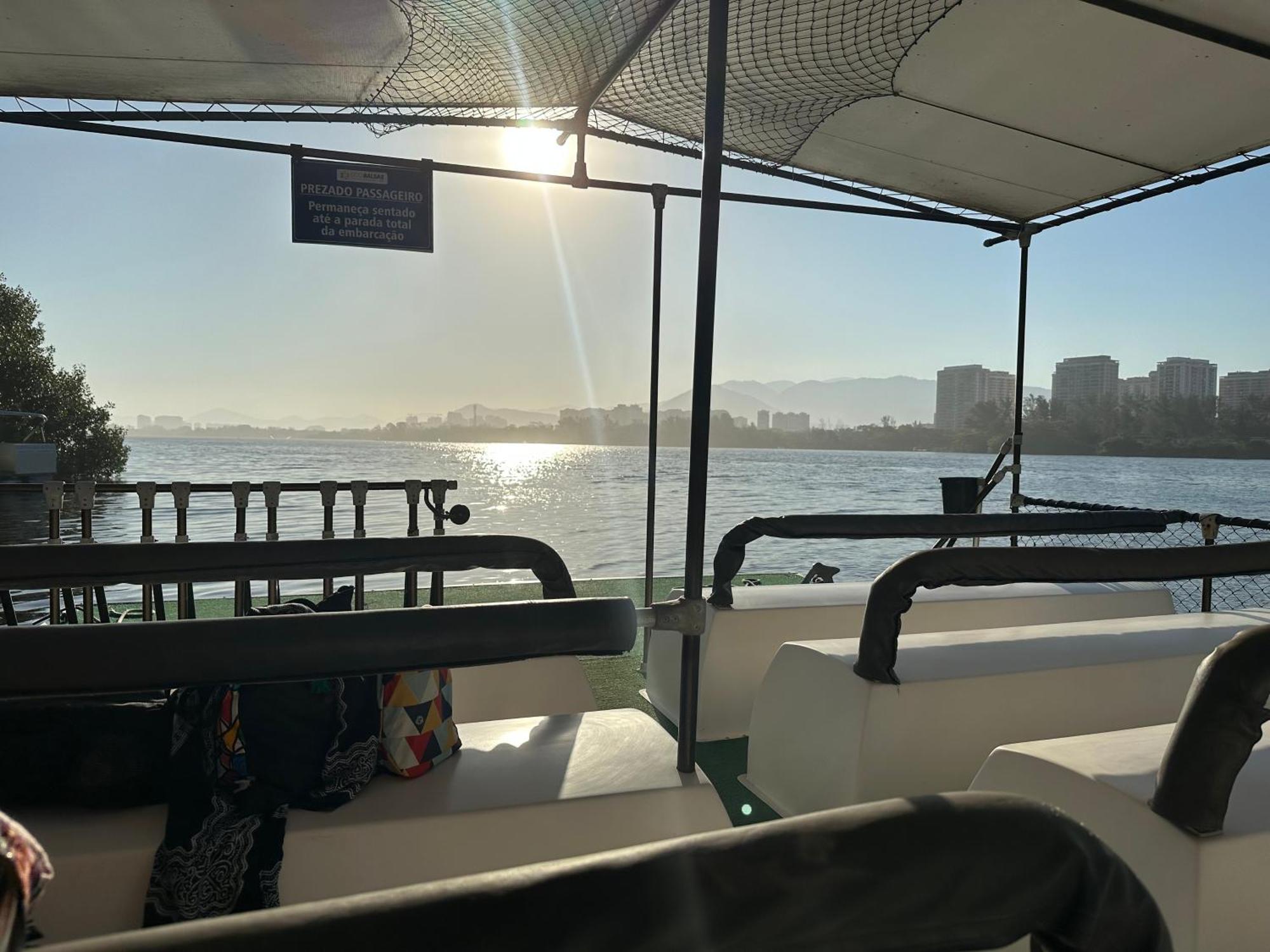 ريو دي جانيرو Flat Com Vista Panoramica -15- Na Barra Da Tijuca - Estacionamento Gratuito - Frigobar - Ar Condicionado - Piscina - Academia - Balsa Para Praia Gratis - Varanda - Vista Parcial Mar E Lagoa المظهر الخارجي الصورة