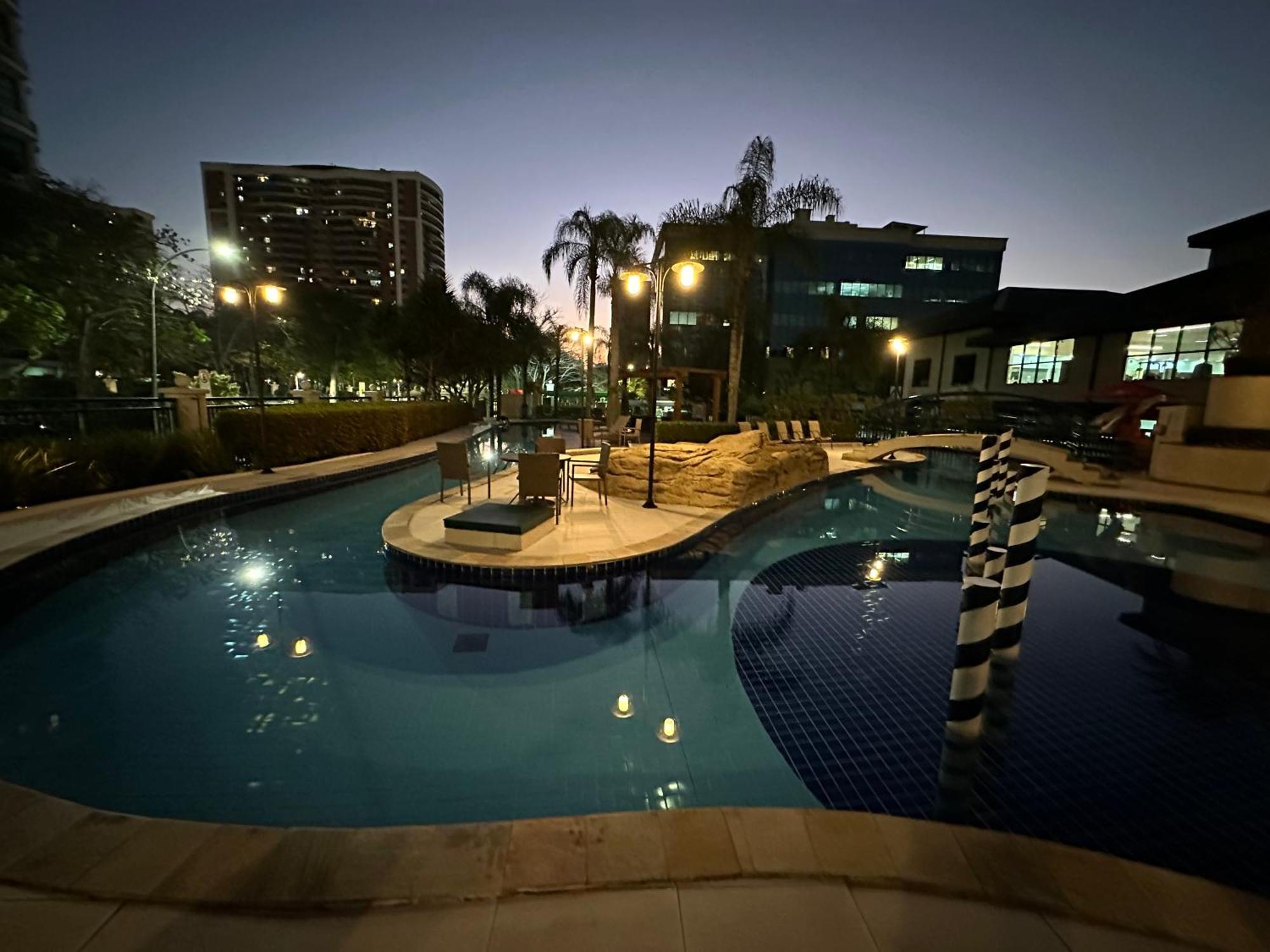ريو دي جانيرو Flat Com Vista Panoramica -15- Na Barra Da Tijuca - Estacionamento Gratuito - Frigobar - Ar Condicionado - Piscina - Academia - Balsa Para Praia Gratis - Varanda - Vista Parcial Mar E Lagoa المظهر الخارجي الصورة
