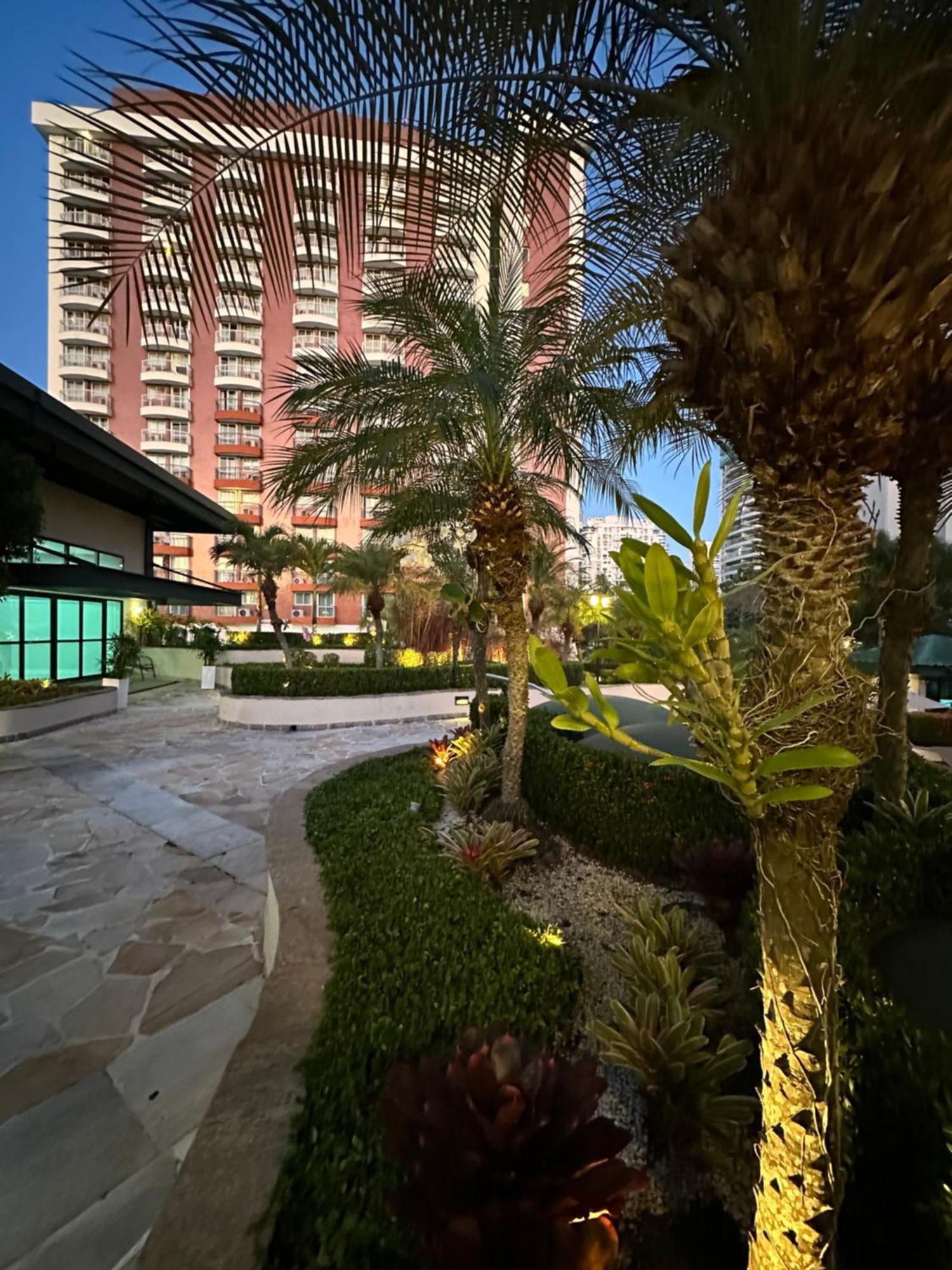 ريو دي جانيرو Flat Com Vista Panoramica -15- Na Barra Da Tijuca - Estacionamento Gratuito - Frigobar - Ar Condicionado - Piscina - Academia - Balsa Para Praia Gratis - Varanda - Vista Parcial Mar E Lagoa المظهر الخارجي الصورة