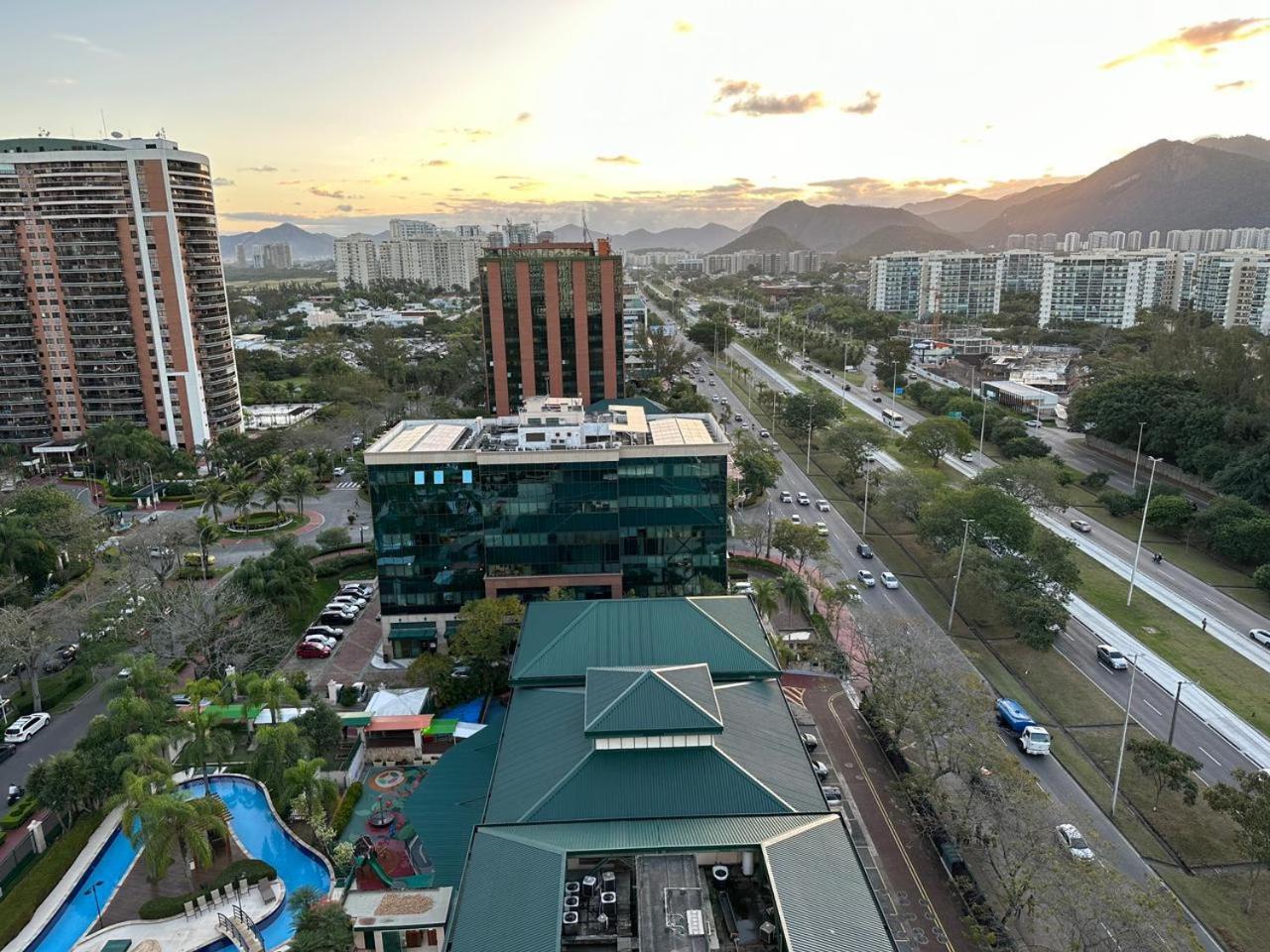ريو دي جانيرو Flat Com Vista Panoramica -15- Na Barra Da Tijuca - Estacionamento Gratuito - Frigobar - Ar Condicionado - Piscina - Academia - Balsa Para Praia Gratis - Varanda - Vista Parcial Mar E Lagoa المظهر الخارجي الصورة